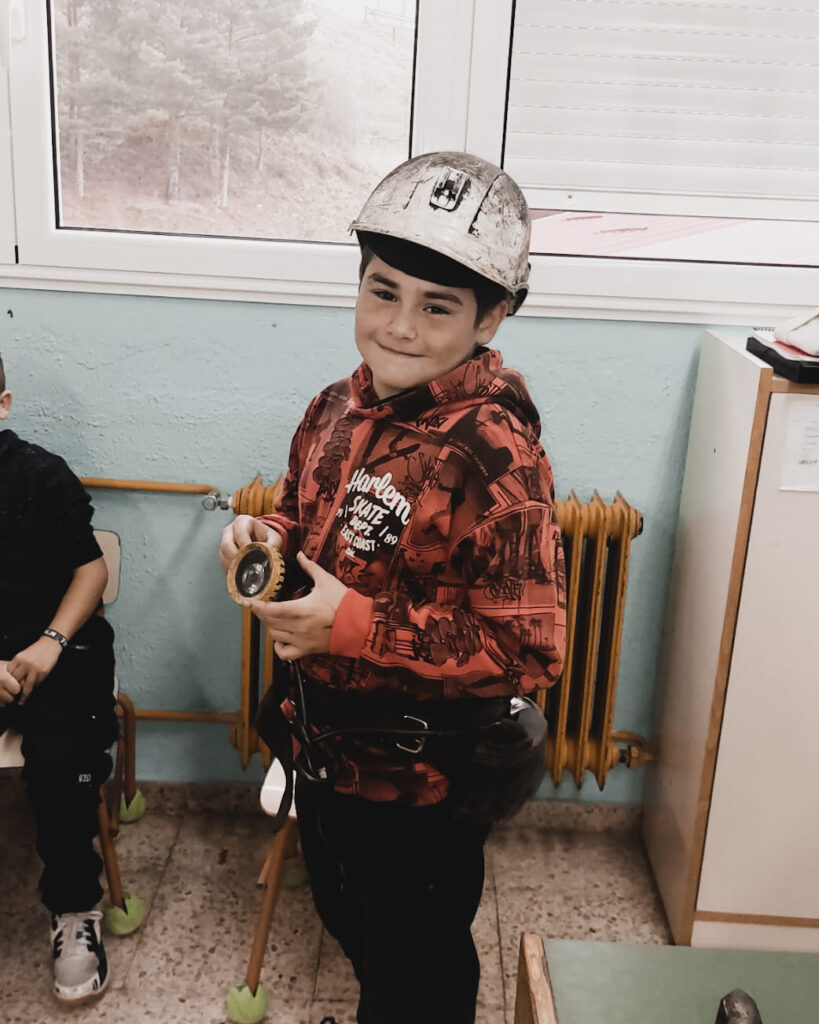 niño con casco minero en un colegio leonés